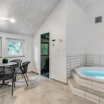 Six-bedroom In 別荘 *
